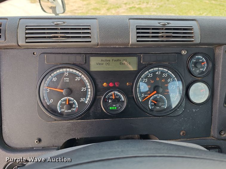 image for item DQ8694 2015 Freightliner Cascadia 125 semi truck