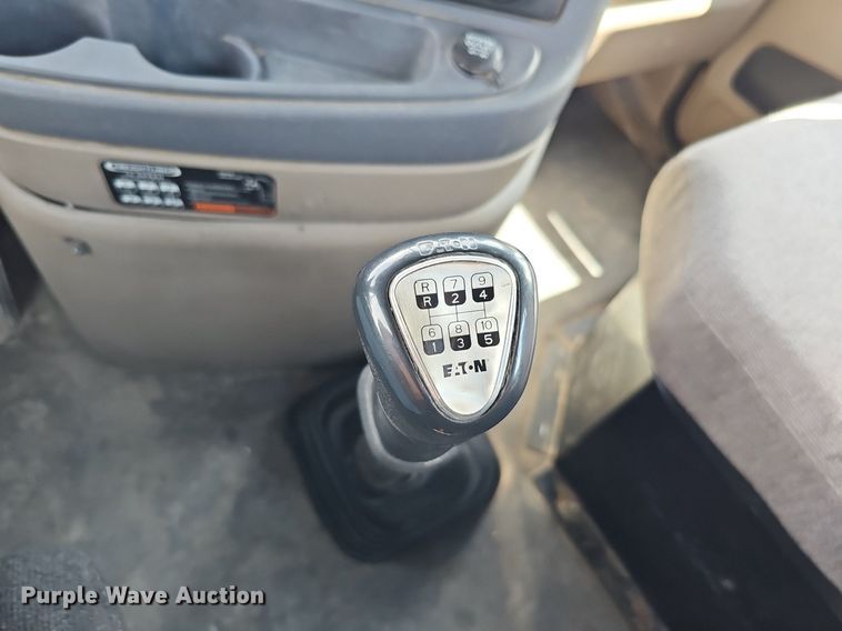 image for item DQ8694 2015 Freightliner Cascadia 125 semi truck