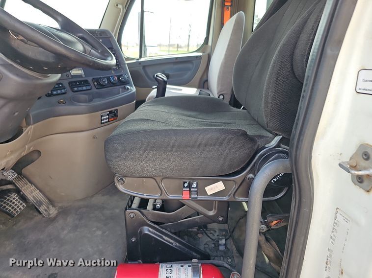 image for item DQ8694 2015 Freightliner Cascadia 125 semi truck