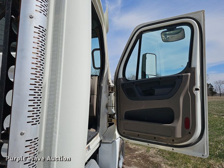 image for item DQ8694 2015 Freightliner Cascadia 125 semi truck