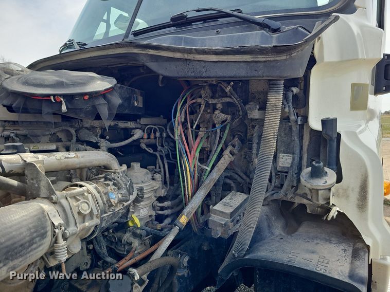 image for item DQ8694 2015 Freightliner Cascadia 125 semi truck