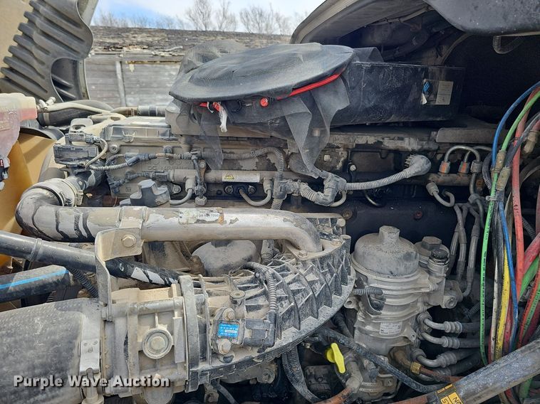 image for item DQ8694 2015 Freightliner Cascadia 125 semi truck