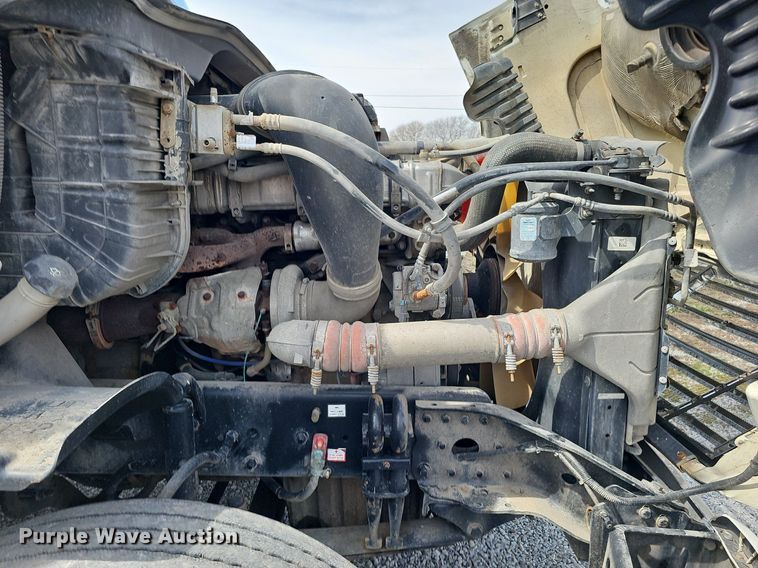 image for item DQ8694 2015 Freightliner Cascadia 125 semi truck