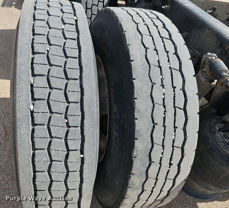 image for item DQ8694 2015 Freightliner Cascadia 125 semi truck