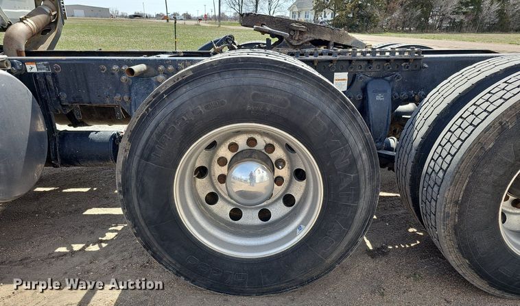 image for item DQ8694 2015 Freightliner Cascadia 125 semi truck