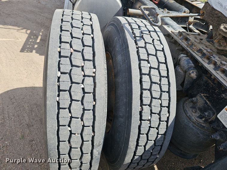 image for item DQ8694 2015 Freightliner Cascadia 125 semi truck