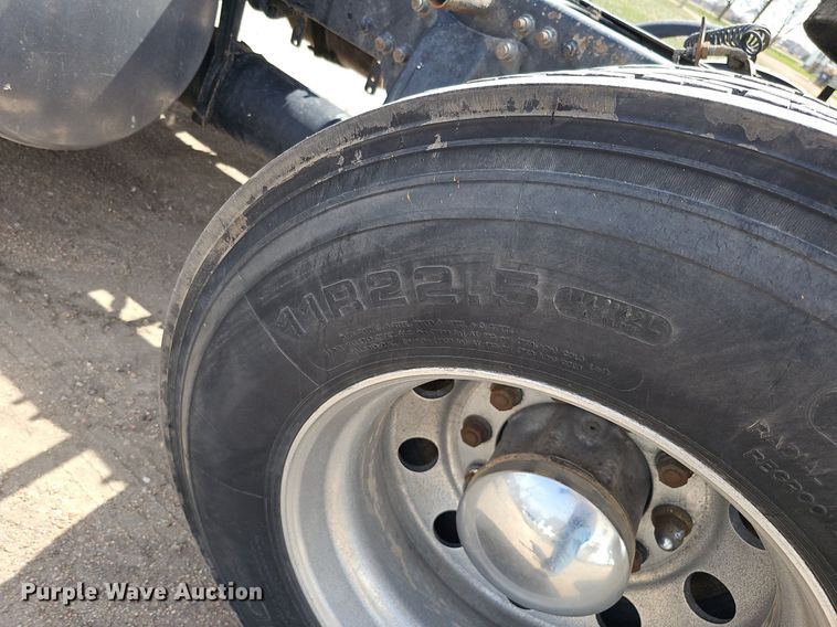 image for item DQ8694 2015 Freightliner Cascadia 125 semi truck