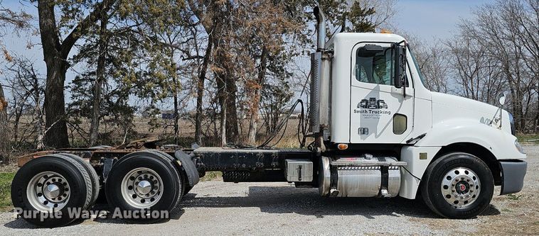 image for item DQ8695 2007 Freightliner Columbia semi truck