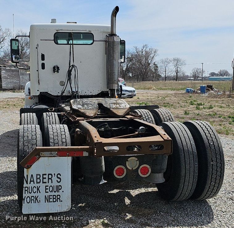 image for item DQ8695 2007 Freightliner Columbia semi truck