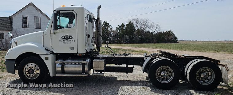 image for item DQ8695 2007 Freightliner Columbia semi truck