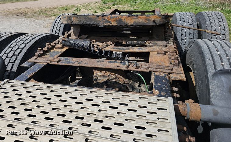 image for item DQ8695 2007 Freightliner Columbia semi truck