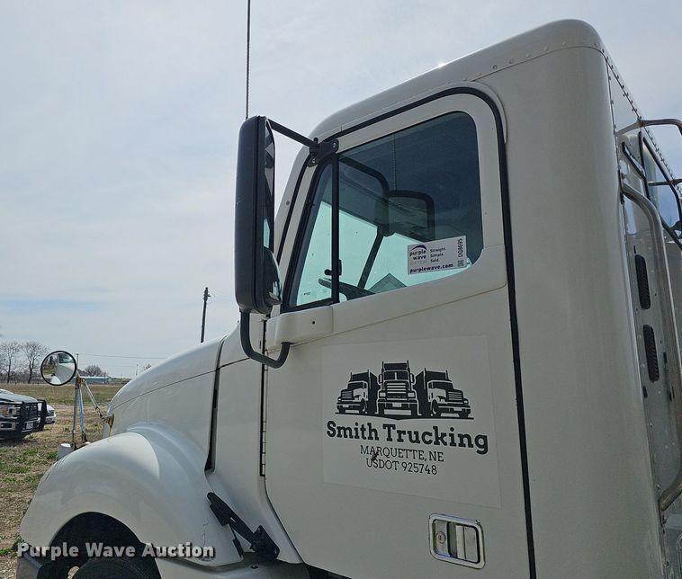 image for item DQ8695 2007 Freightliner Columbia semi truck