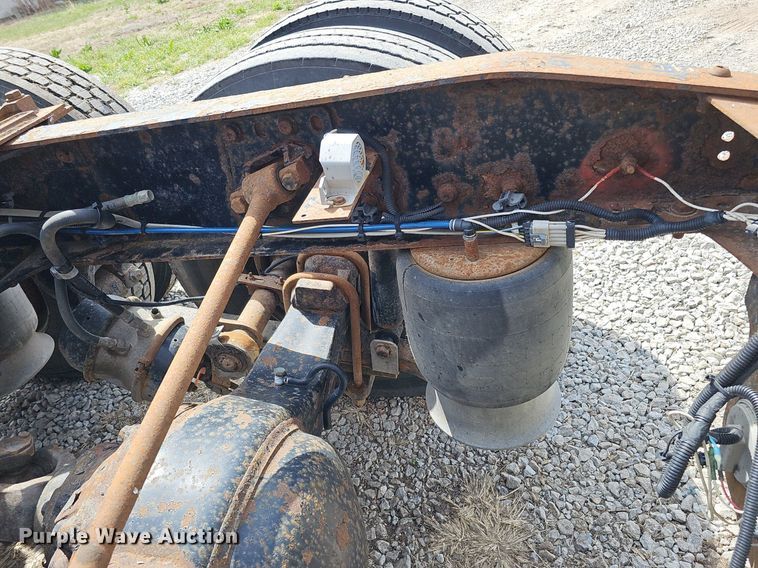 image for item DQ8695 2007 Freightliner Columbia semi truck