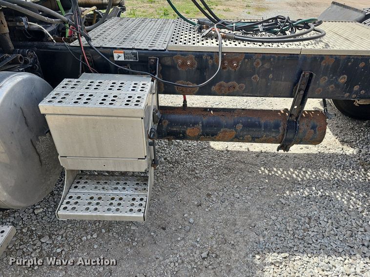 image for item DQ8695 2007 Freightliner Columbia semi truck