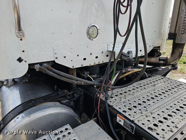 image for item DQ8695 2007 Freightliner Columbia semi truck