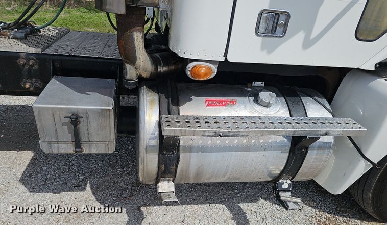 image for item DQ8695 2007 Freightliner Columbia semi truck