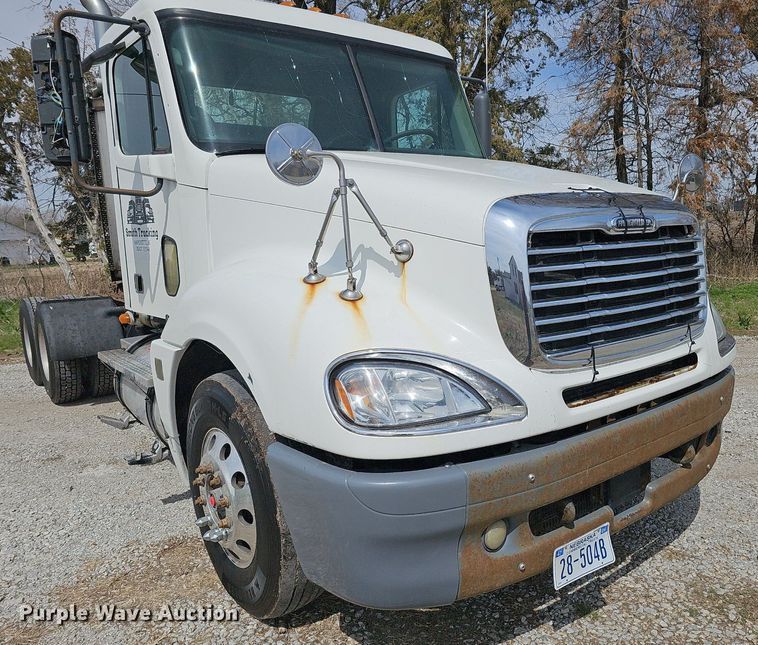 image for item DQ8695 2007 Freightliner Columbia semi truck