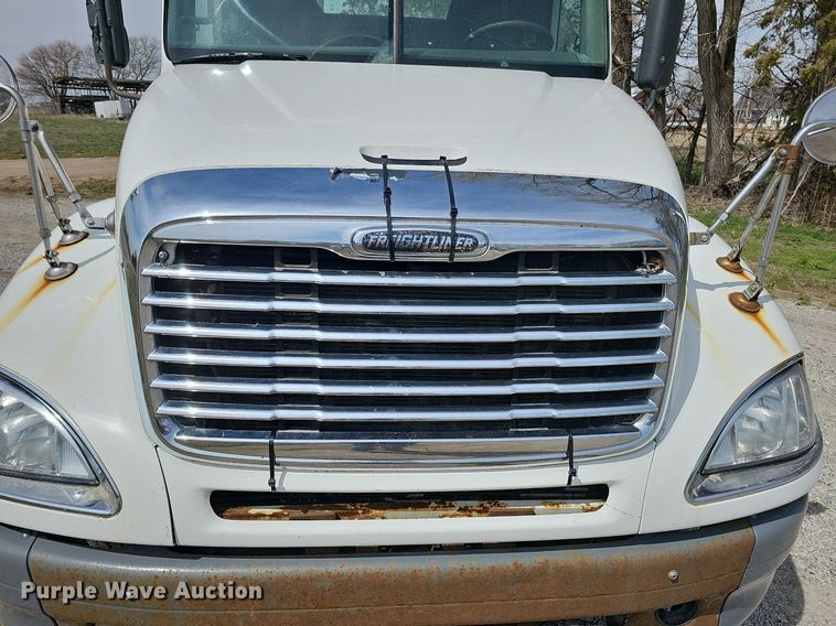 image for item DQ8695 2007 Freightliner Columbia semi truck