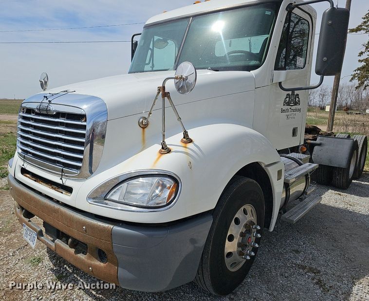 image for item DQ8695 2007 Freightliner Columbia semi truck