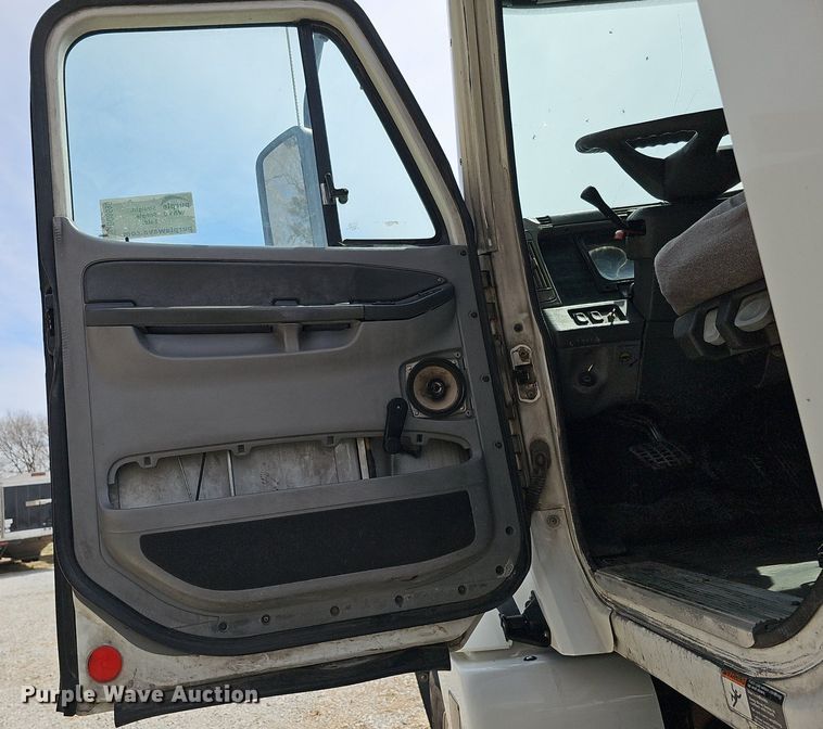 image for item DQ8695 2007 Freightliner Columbia semi truck