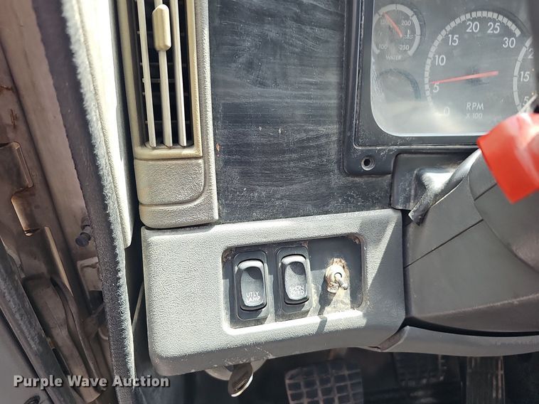 image for item DQ8695 2007 Freightliner Columbia semi truck