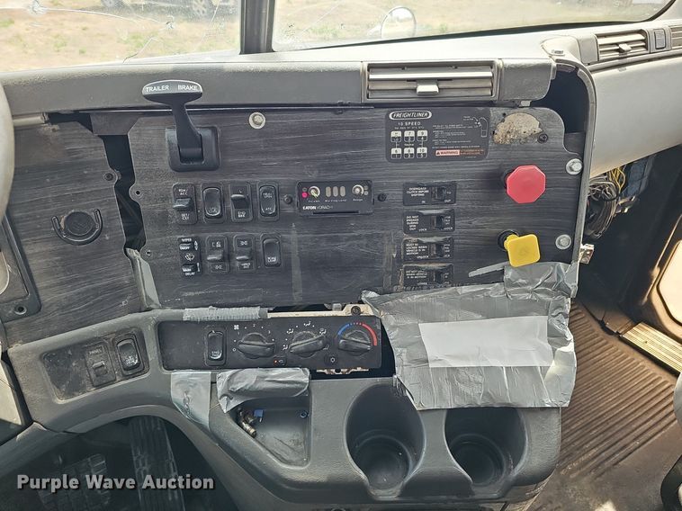 image for item DQ8695 2007 Freightliner Columbia semi truck