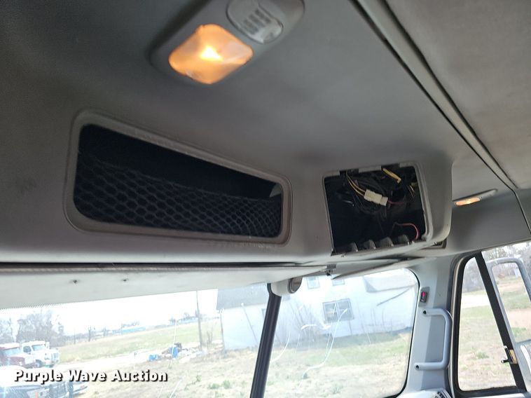 image for item DQ8695 2007 Freightliner Columbia semi truck