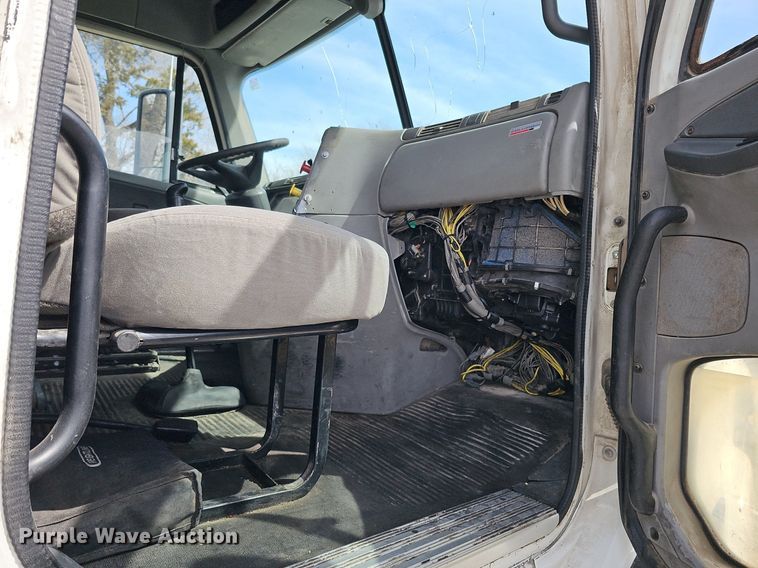 image for item DQ8695 2007 Freightliner Columbia semi truck