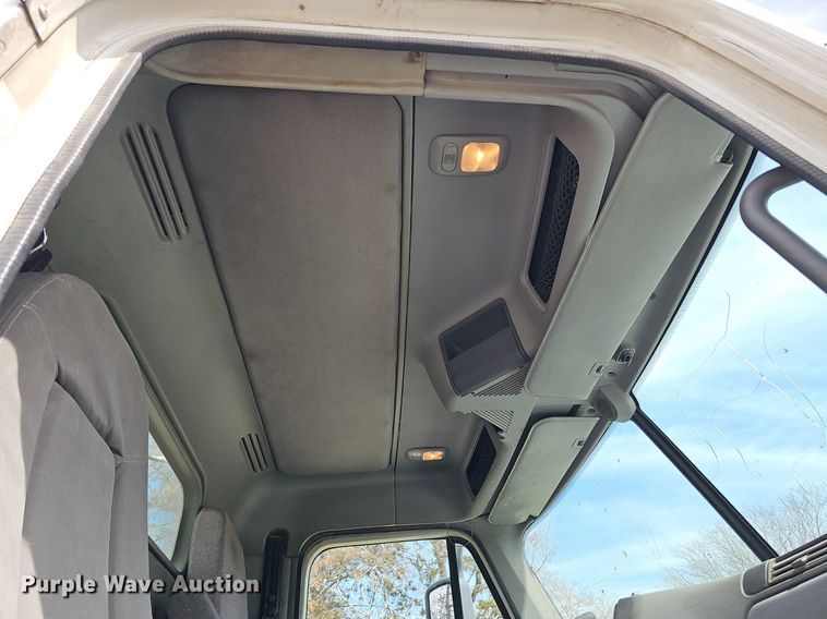 image for item DQ8695 2007 Freightliner Columbia semi truck