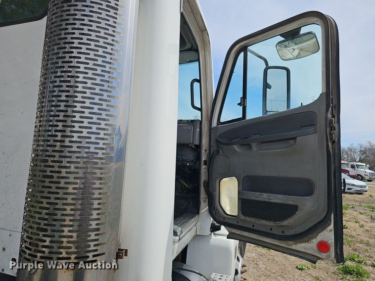 image for item DQ8695 2007 Freightliner Columbia semi truck