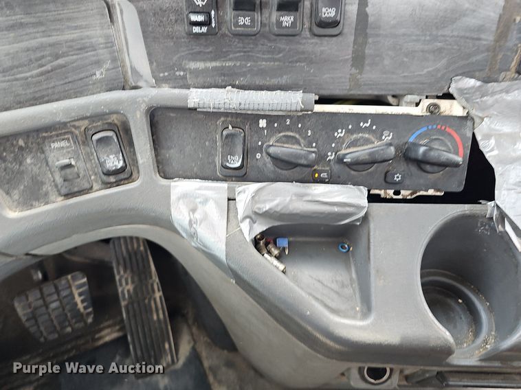 image for item DQ8695 2007 Freightliner Columbia semi truck