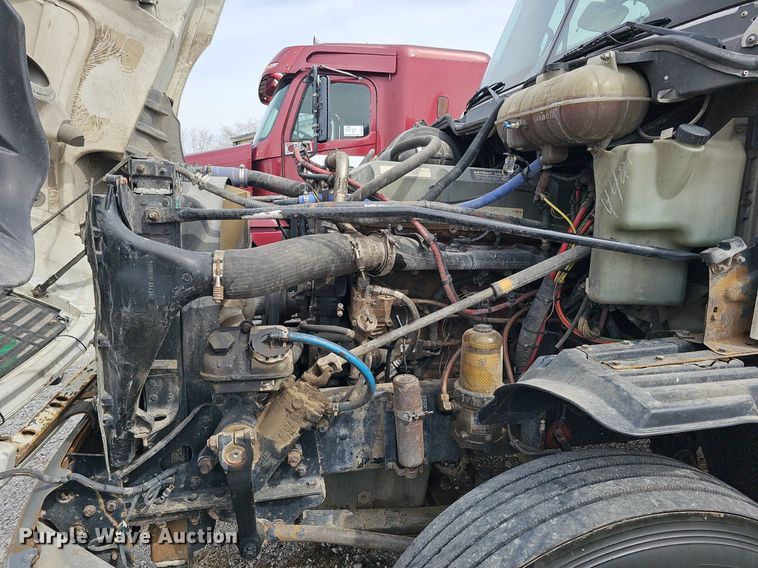 image for item DQ8695 2007 Freightliner Columbia semi truck