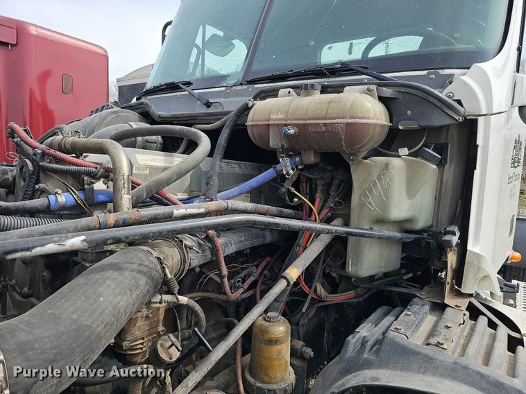 image for item DQ8695 2007 Freightliner Columbia semi truck