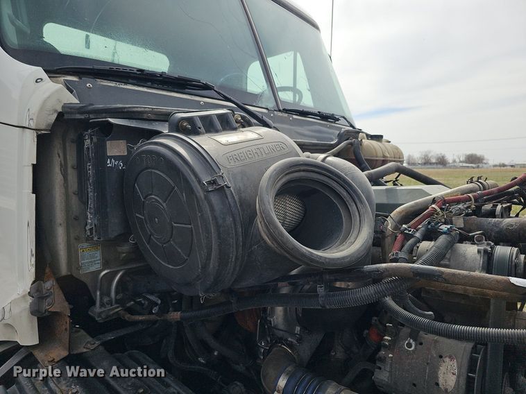 image for item DQ8695 2007 Freightliner Columbia semi truck