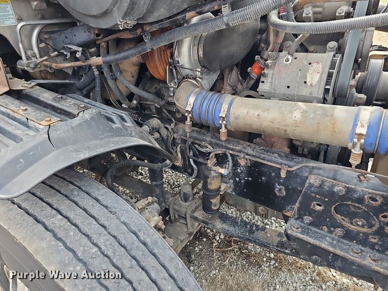 image for item DQ8695 2007 Freightliner Columbia semi truck