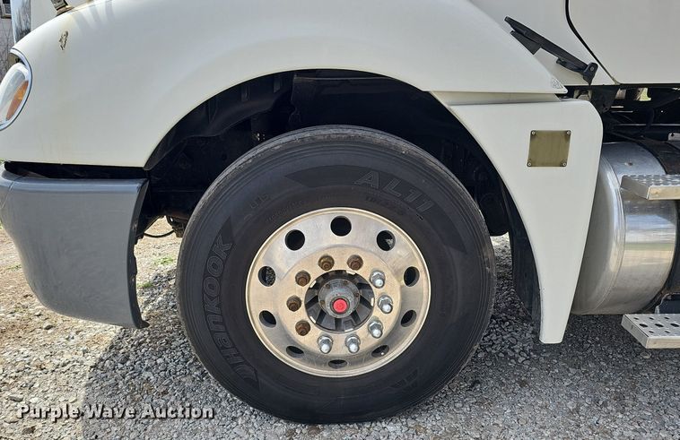 image for item DQ8695 2007 Freightliner Columbia semi truck