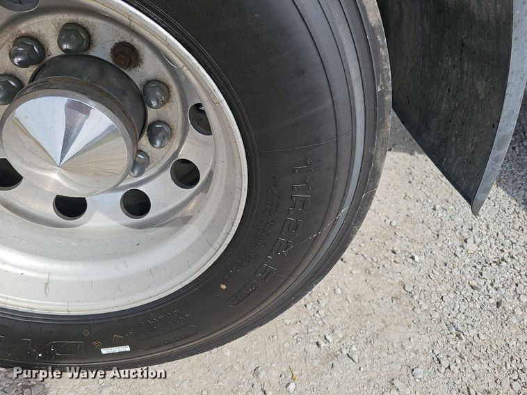 image for item DQ8695 2007 Freightliner Columbia semi truck