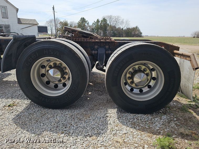 image for item DQ8695 2007 Freightliner Columbia semi truck