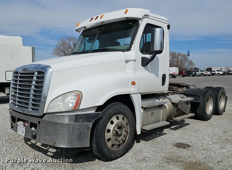 image for item DQ8696 2013 Freightliner Cascadia semi truck
