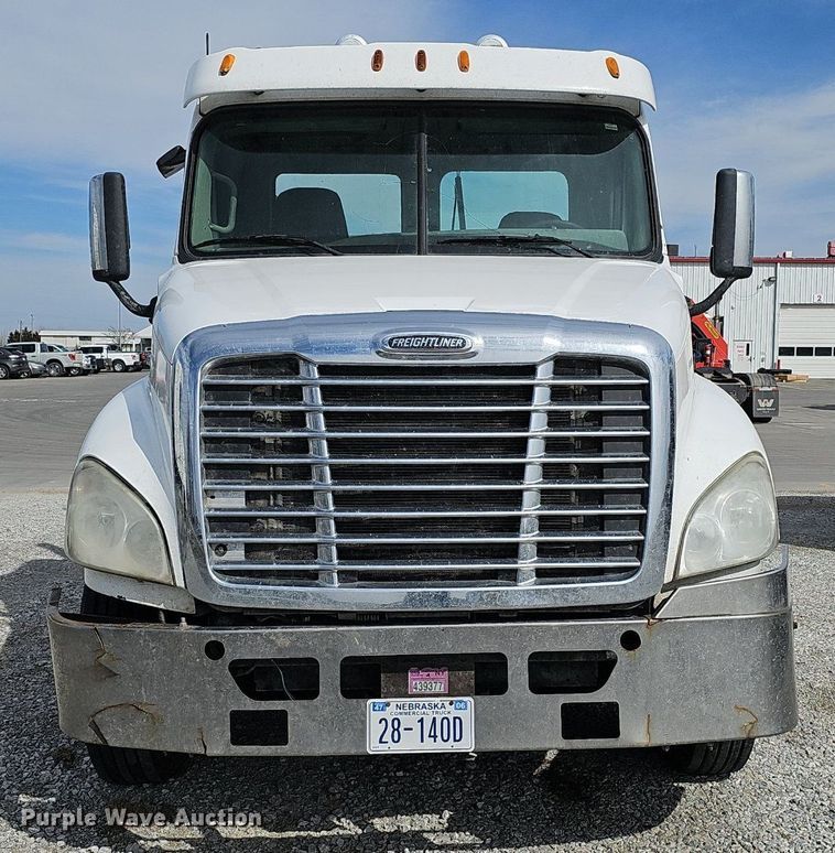 image for item DQ8696 2013 Freightliner Cascadia semi truck