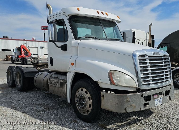 image for item DQ8696 2013 Freightliner Cascadia semi truck