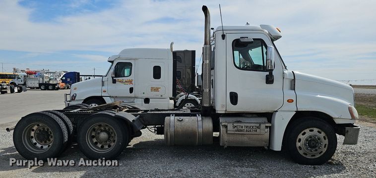 image for item DQ8696 2013 Freightliner Cascadia semi truck