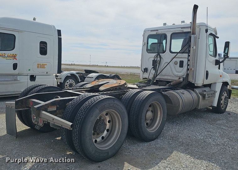 image for item DQ8696 2013 Freightliner Cascadia semi truck
