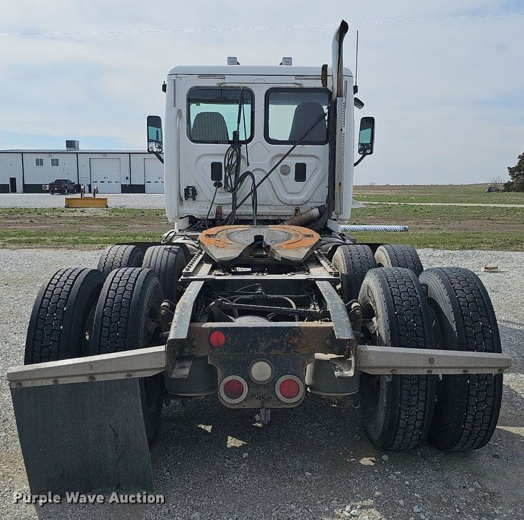 image for item DQ8696 2013 Freightliner Cascadia semi truck