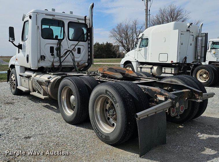 image for item DQ8696 2013 Freightliner Cascadia semi truck