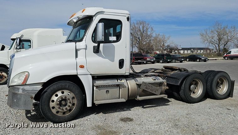 image for item DQ8696 2013 Freightliner Cascadia semi truck