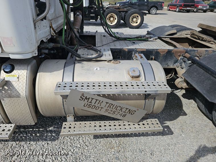 image for item DQ8696 2013 Freightliner Cascadia semi truck