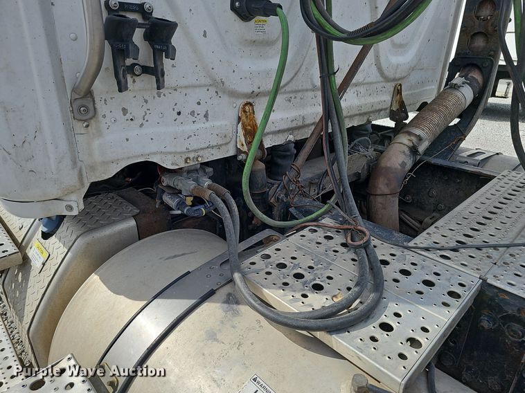 image for item DQ8696 2013 Freightliner Cascadia semi truck