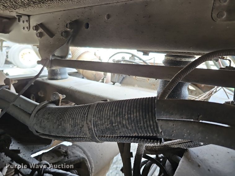 image for item DQ8696 2013 Freightliner Cascadia semi truck