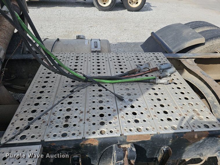 image for item DQ8696 2013 Freightliner Cascadia semi truck